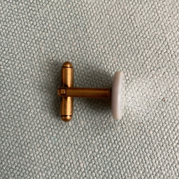 Authentic Gucci Mother of Pearl Replacement Cufflink - Picture 5 of 8
